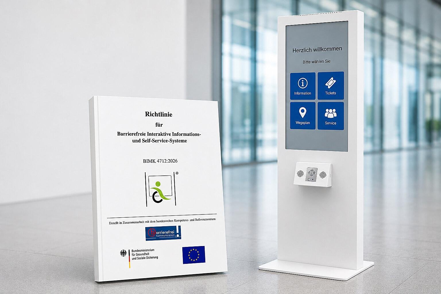 Die gedruckte Richtlinie BIMK 4712:2026 neben einer barrierefreien Informationsstele, erstellt in Zusammenarbeit mit dem Kompetenz- und Referenzzentrum barrierefrei kommunizieren!