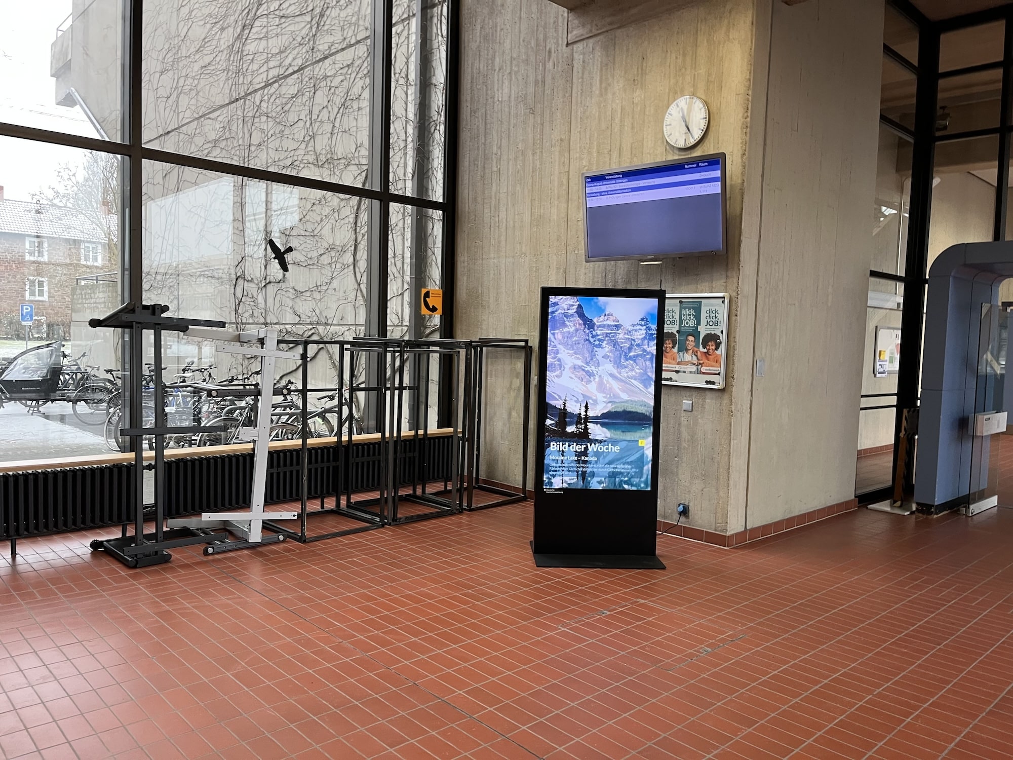 Digitales Werbedisplay als Digitale Infotafel (schwarzes Brett) in U Göttingen.