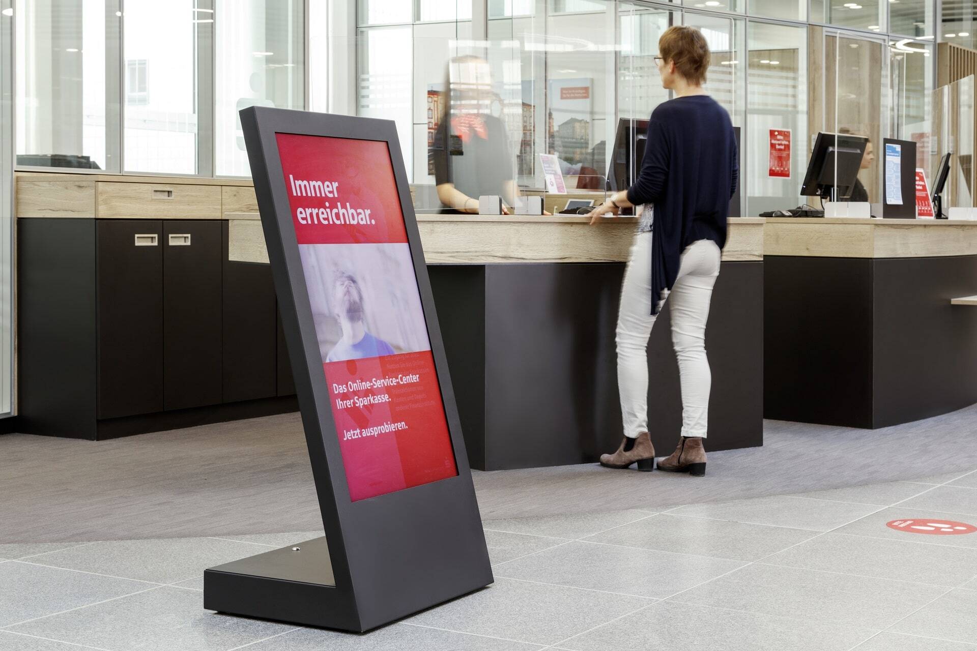 Digitales Werbedisplay & Digitaler Werbebildschirm (10 bis 65 Zoll) - Ihr Experte für Digital Signage & Medientechnik.