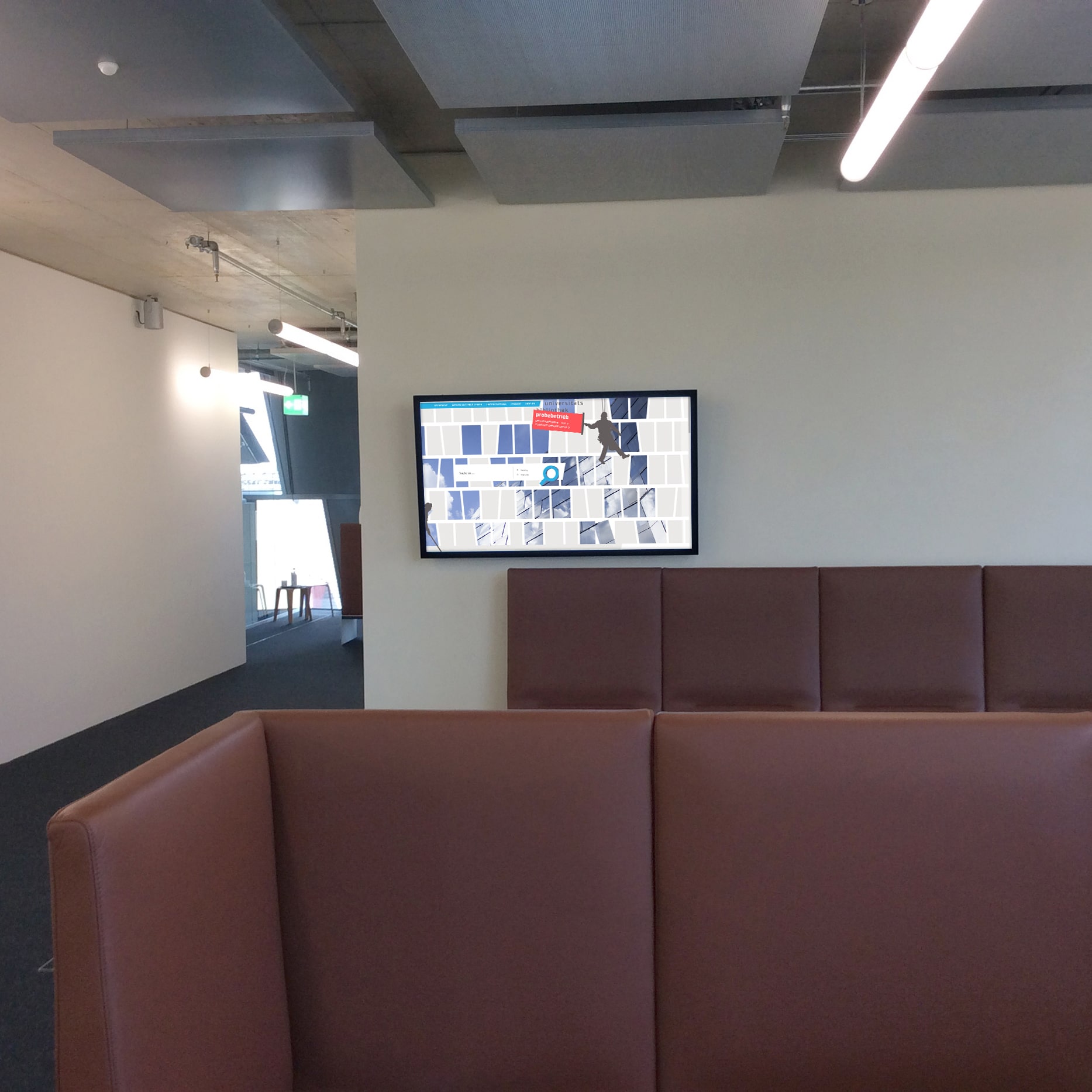 Digital Signage in der Universitätsbibliothek Freiburg.