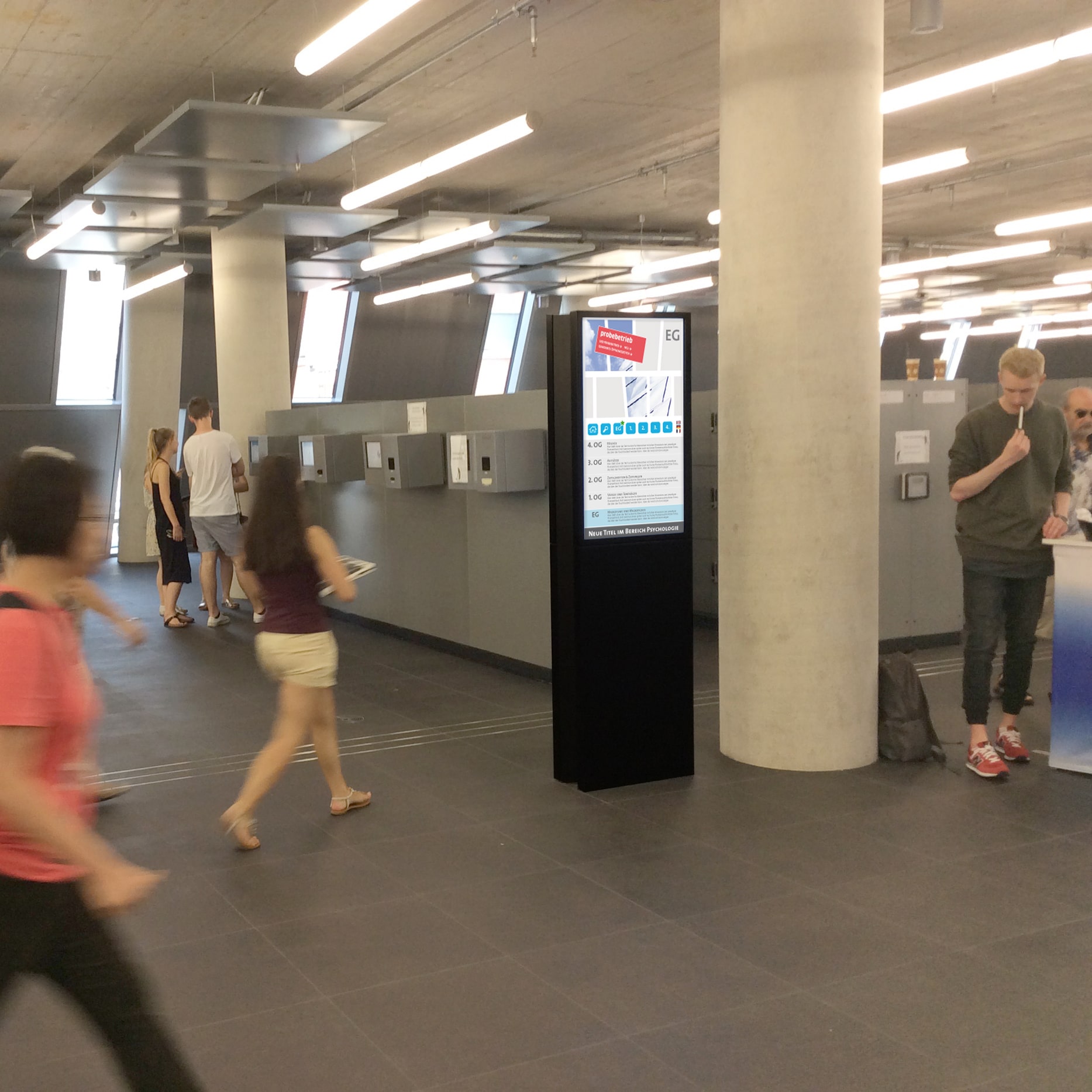Digital Signage in der Universitätsbibliothek Freiburg.