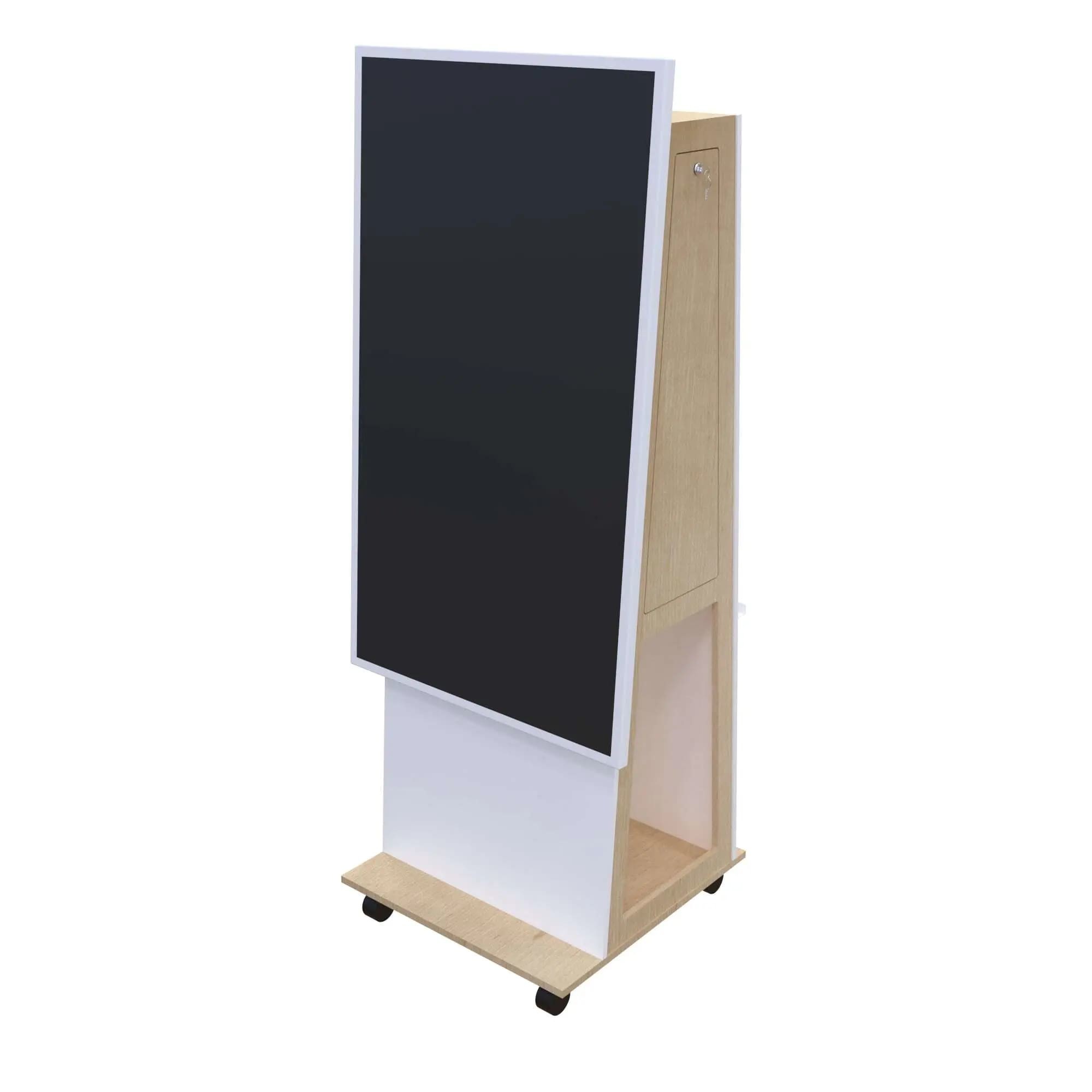 Monitor Standfuß Thola mit einem Whiteboard-Display (Hochformat) als Digitales Whiteboard und Digitale Tafel. Besonderheiten: Abschließbare Serviceklappe, VESA-Drehgelenk zur Displayrotation (90°), Integrierte Rollen.