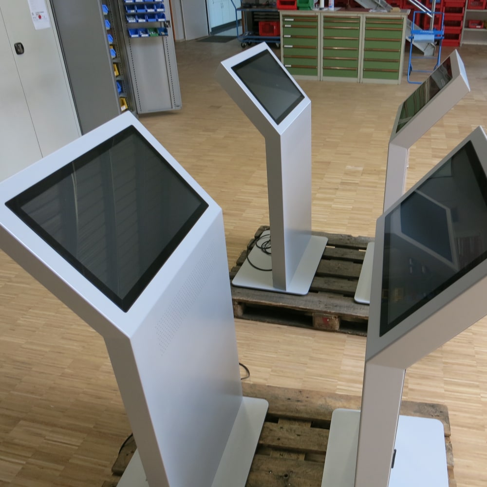 Touchscreen Kiosk Terminal Infopult Elon (22 Zoll Display) mit abschließbarer Serviceklappe, Lautsprechern und WLAN-Modul. (4 Stück)