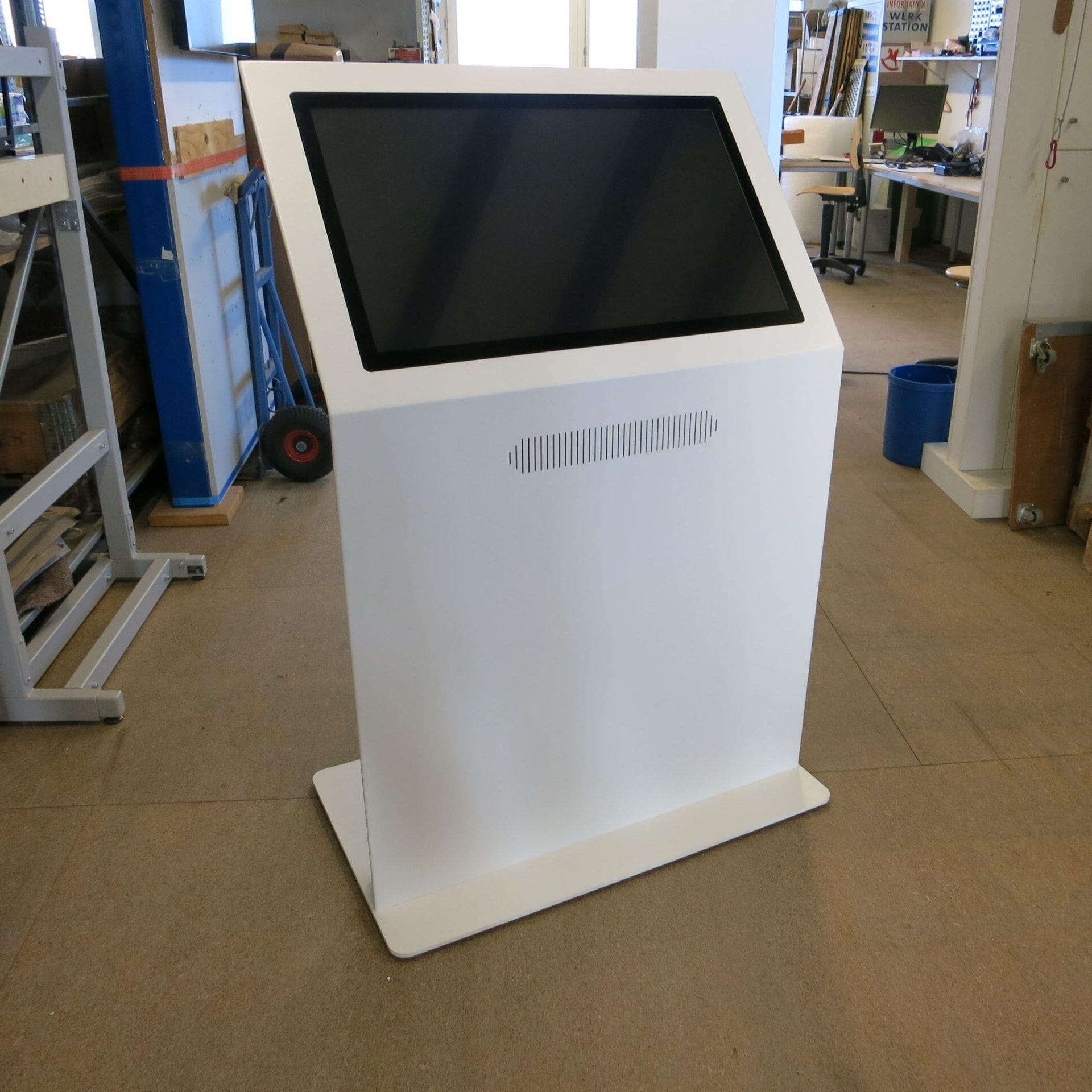 Touchscreen Kiosk Terminal Infopult Elon in Signalweiß (RAL 9003) mit schwarzem Display und einem überarbeiteten Lautsprecher-Design.