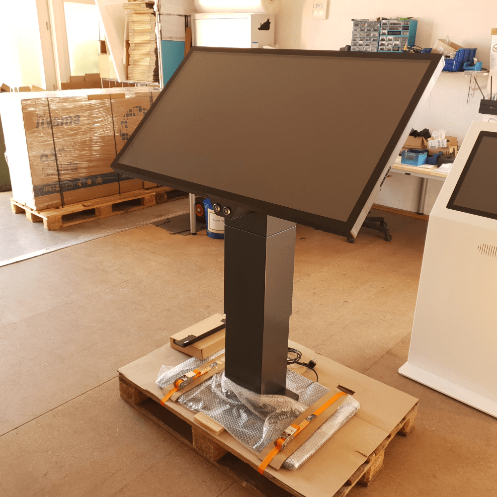 Touch-Kiosk, Touch-Tisch PRISKA. Gehäuse in Tiefschwarz (RAL 9005). Barrierefrei. Stufenlos höhenverstellbar. Optionen: Mini PC, Bodenplatte.