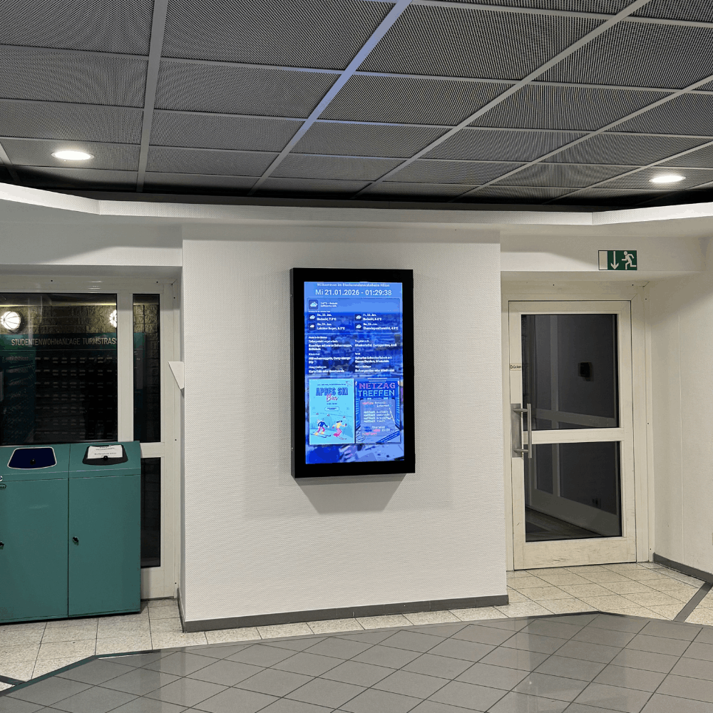 Ein Elektronischer Aushang DANI FP Pro im Einsatz: Stilvolle und sichere Informationsvermittlung im Treppenhaus.