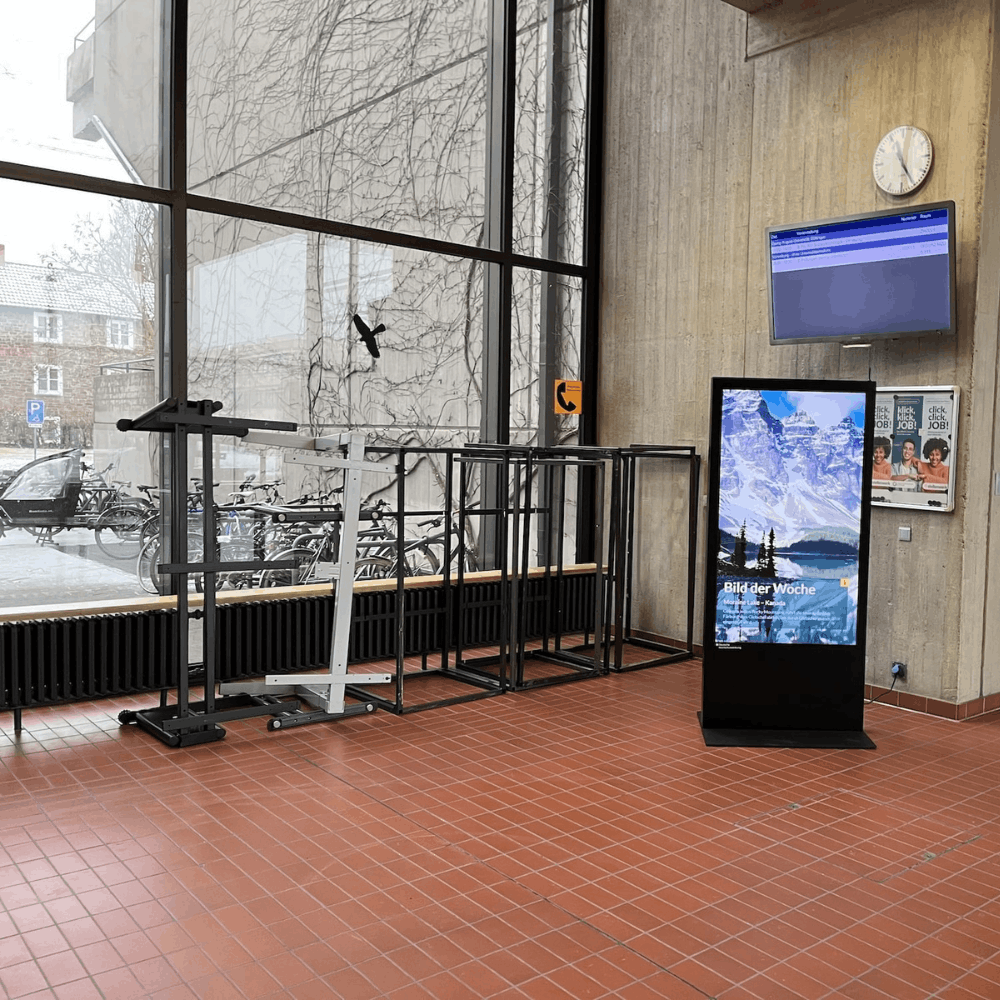 Digitale Werbetafel im Innenbereich: Die digitale Stele LENA FP Pro im täglichen Einsatz als modernes Werbedisplay.