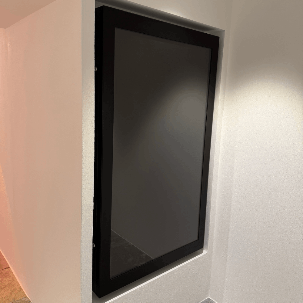 Digitale Haustafel im Innenbereich: Der Monitor DANI FP Pro im täglichen Einsatz für modernes Facility Management.