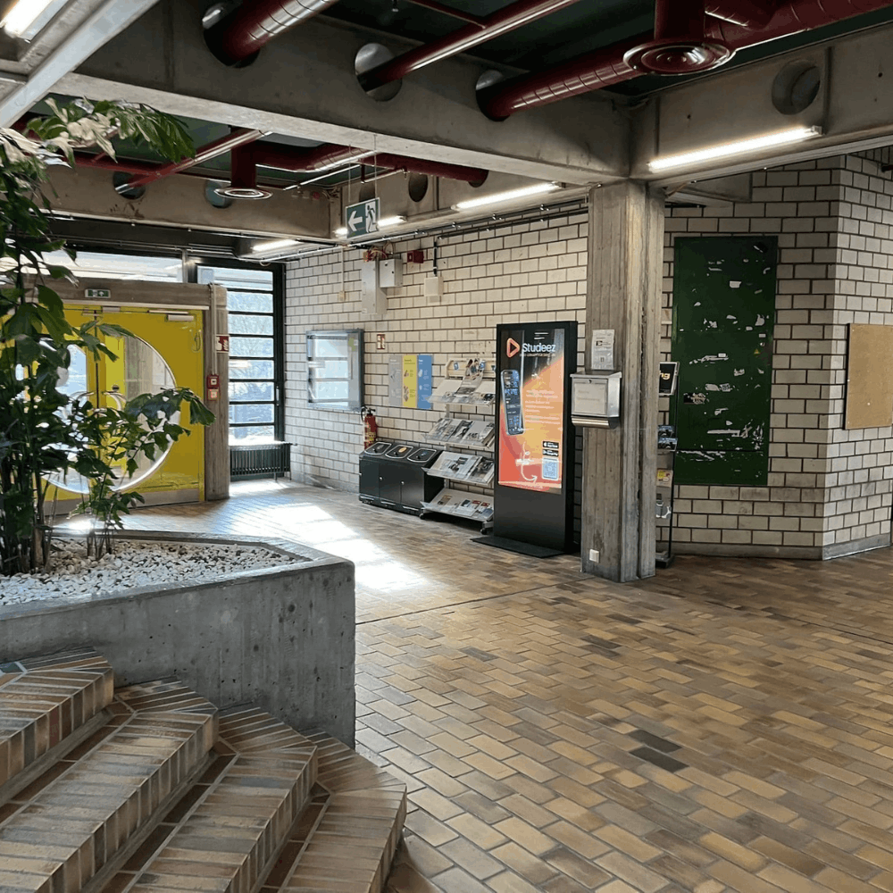 Modernes Digitales Werbedisplay am Universitätscampus: Die Serie LENA FP Pro sorgt für professionelles Branding und klare Kommunikation.